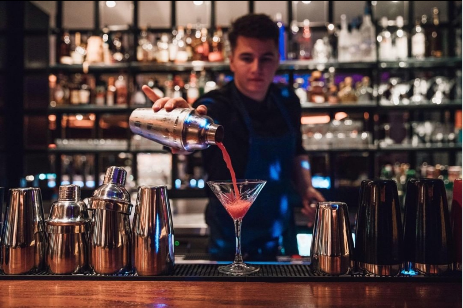 Barkeeper beim Cocktail zubereiten