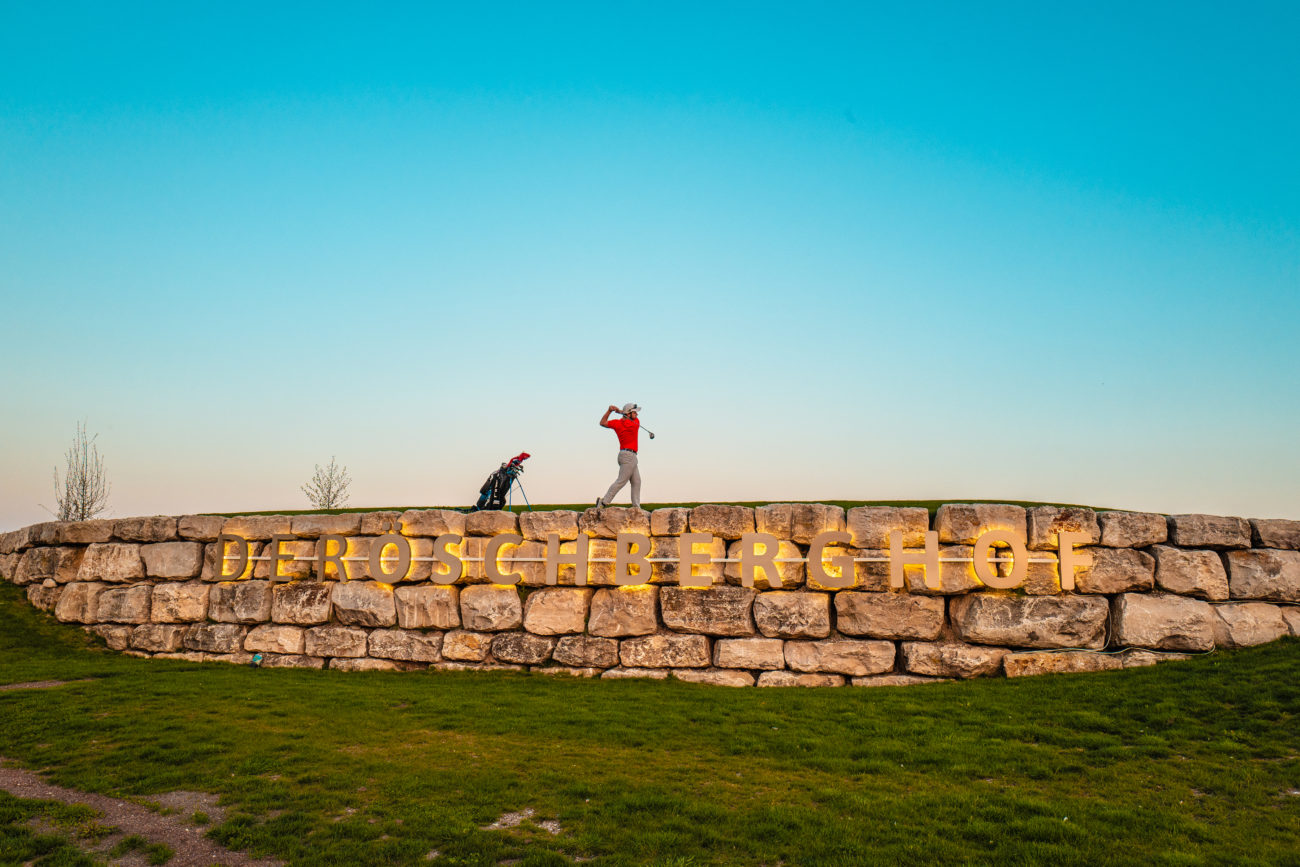 Das Öschberghof Logo auf der Steinmauer.