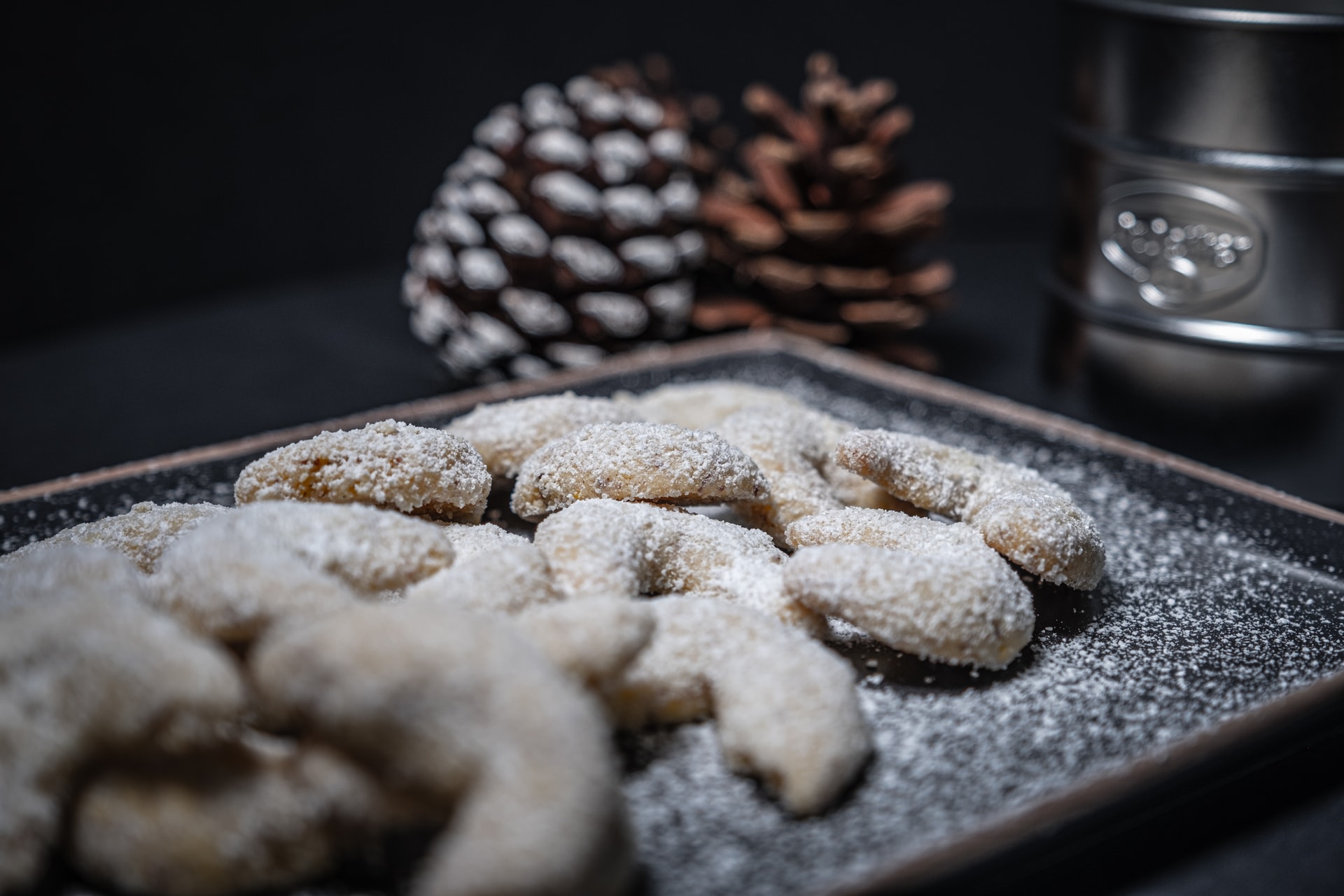 Vanillekipferl auf einem Blech: SO duften die Weihnachtsdüfte von AROMEA