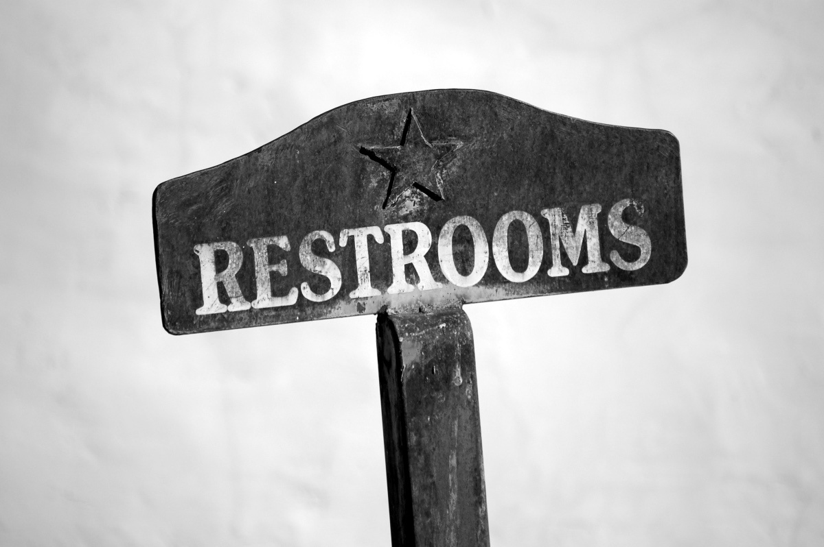 Schild mit Schriftzug Restrooms