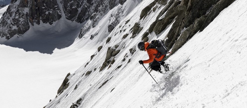Mann fährt an steiler Piste offroad mit Ski, Berge, Schnee, Winter, Sport