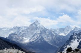 Ein Gebirge mit Wolken, sinnbildgebend für den Duft Cobalt Sky von AROMEA Duftmarketing.