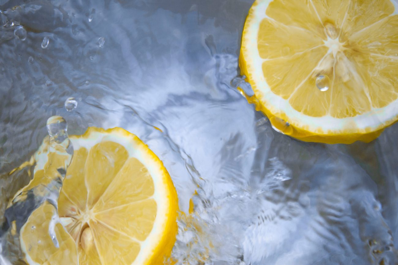 Zwei Zitronen im Wasser, ein Symbolbild für frische Düfte