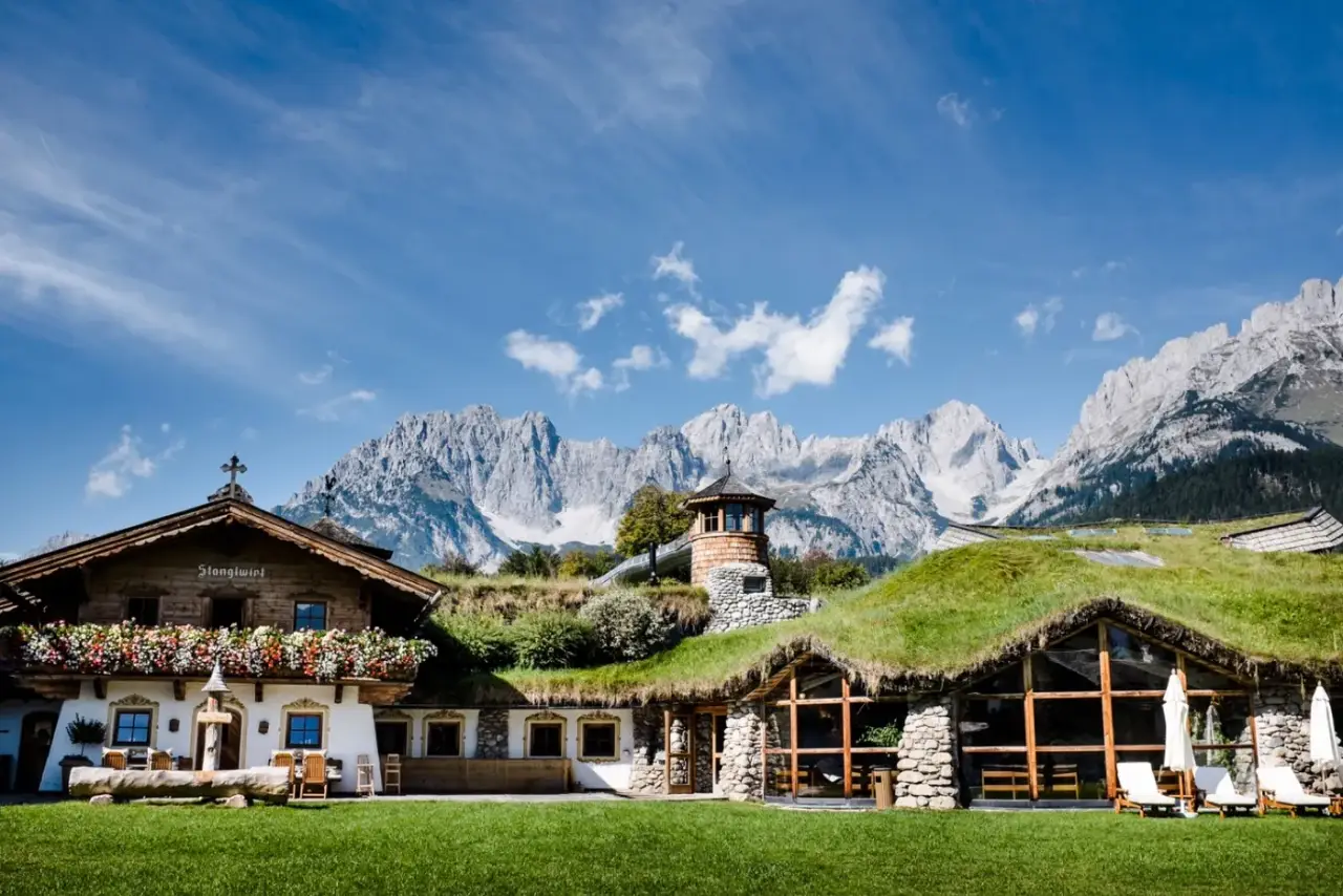 Der Stanglwirt in Going mit begrünten Dächern vor dem Wilden Kaiser