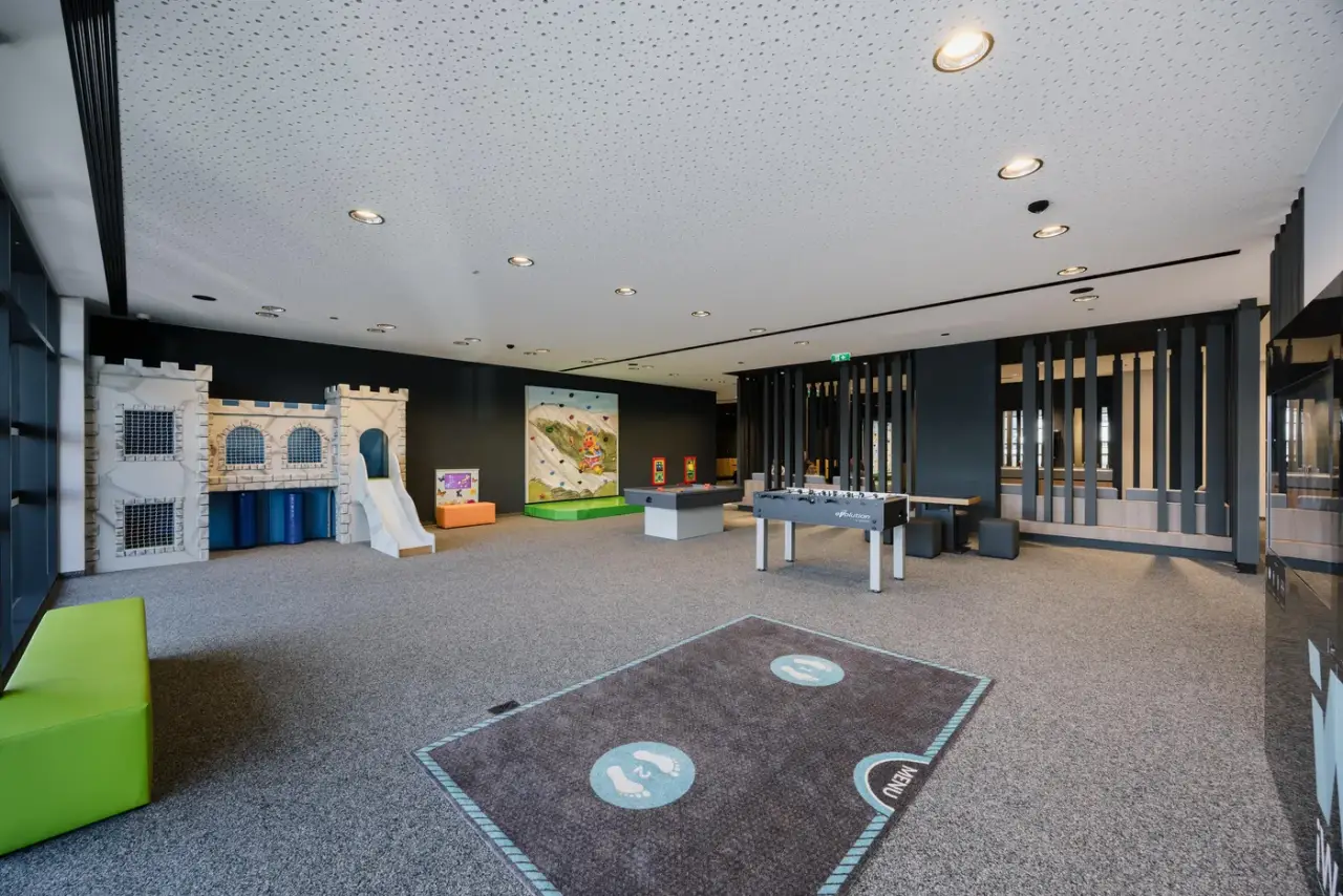 Indoor-Spielbereich im Skidepot Ladis mit Ritterburg, Rutsche, Kletterwand und Tischfußball
