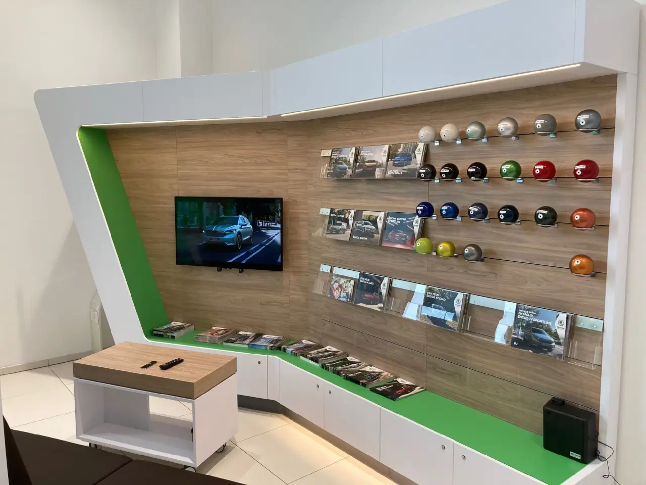Zubehörwand mit Farbmustern im Autohaus Skoda Eissner