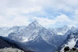 Ein Gebirge mit Wolken, sinnbildgebend für den Duft Cobalt Sky von AROMEA Duftmarketing.
