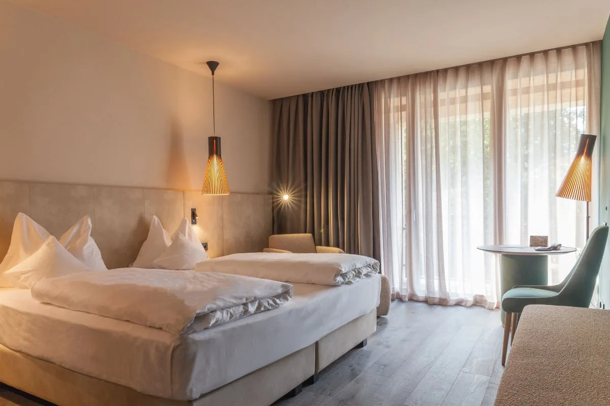 Zimmer im Hotel Therme Meran mit Parkettboden und Panoramafenster